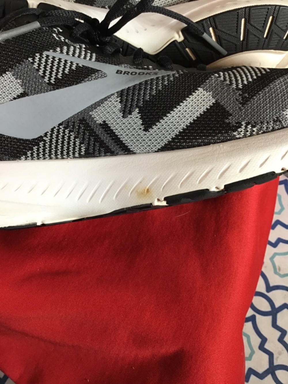 ❤️Brooks Launch 5, women’s size 8.5, has one brown spot, see photos, 🔥❤️ - Picture 4 of 6